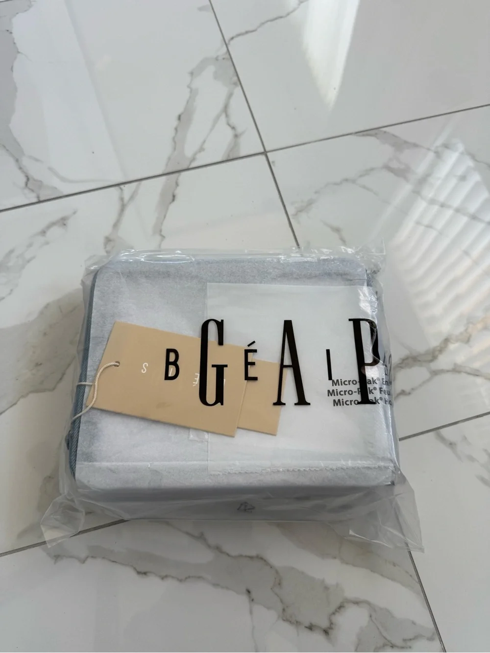 BEIS x Gap Passport & Luggage Tag Set - Picture 2 of 5
